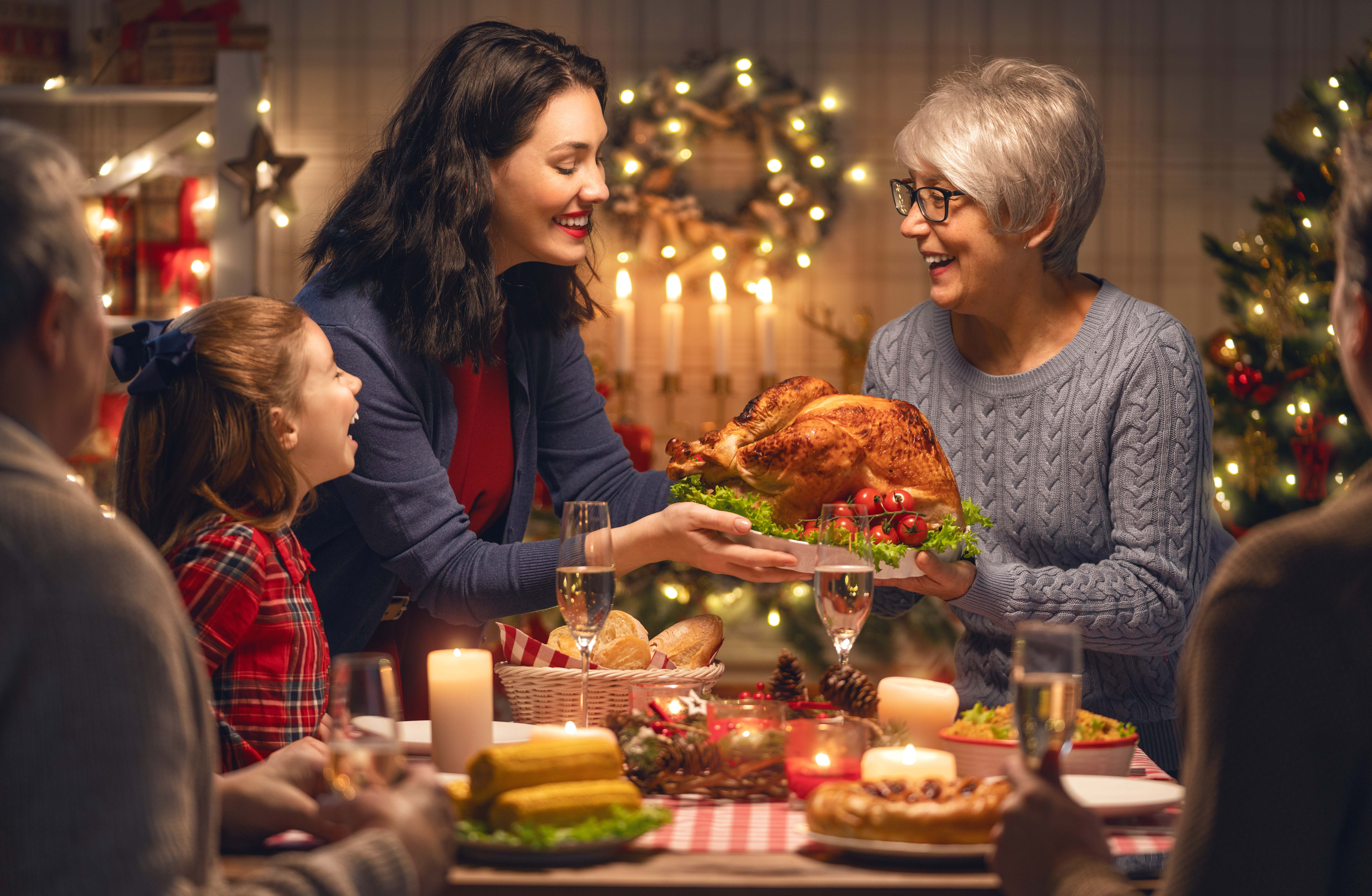 When people celebrate christmas. Рождество семья. Рождество семейный праздник. Семейный ужин Рождество. Новый год семейный праздник.