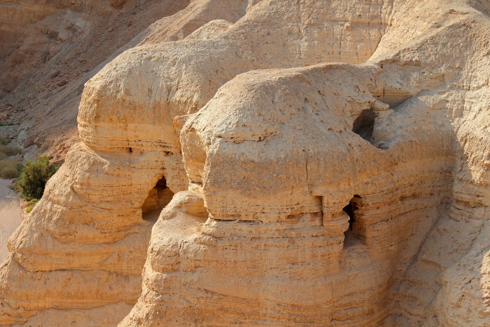 web-qumran-caves-dead-sea-scrolls-discovered-ecoprint-shutterstock.jpg