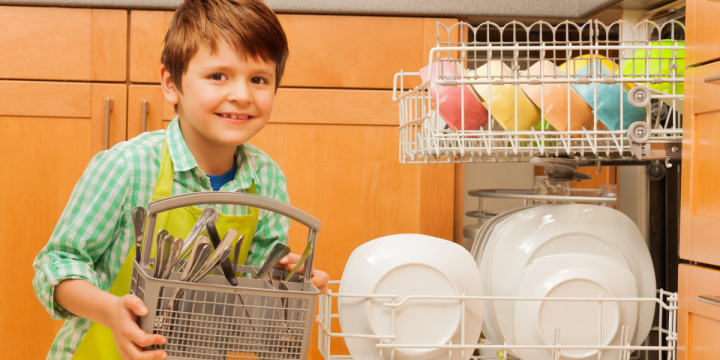 web3-boy-dishwasher-helping-smile-de-sergey-novikov-shutterstock.jpg