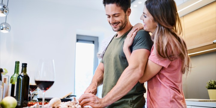 Couple dans une cuisine