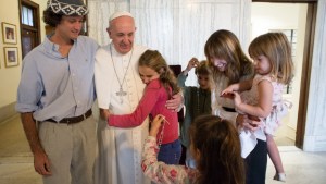 September 27 2015 : Pope Francis poses for a family photo with, Catire Walker, left, Noel Zemboiran, second from right, and their children, from left, Cala, Dimas, Mia and Carmin during a meeting at the Saint Charles Borromeo Seminary, in Philadelphia.