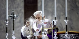 Why did Benedict XVI always place a crucifix on the altar?