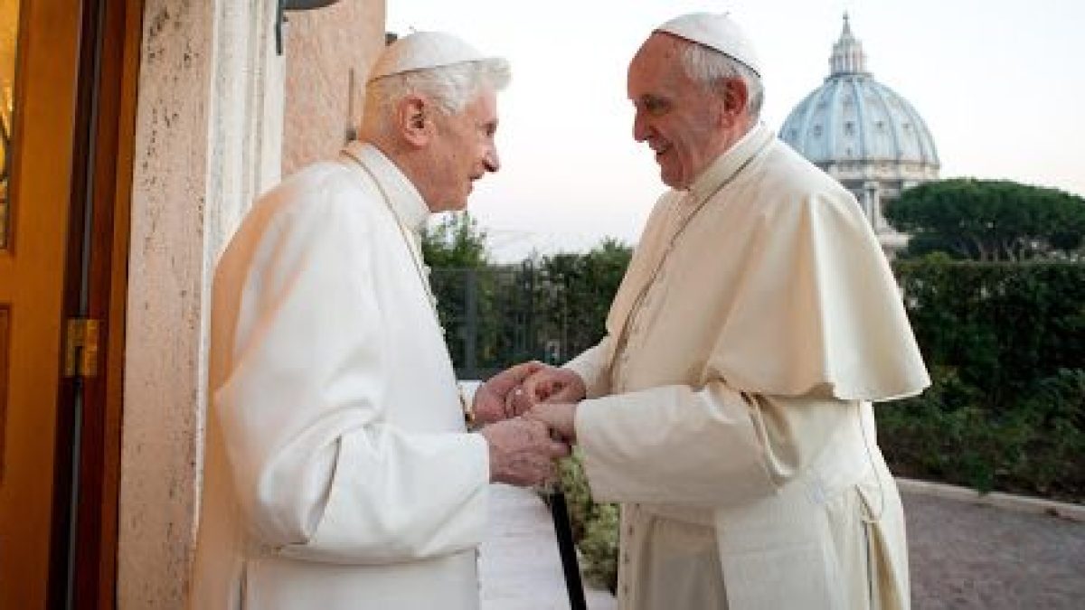 Pope Francis (R) meeting with Pope Emeritus Benedict XVI – ar