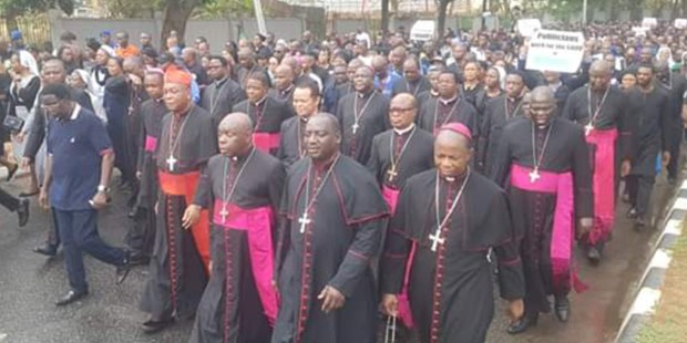 BISKUPI BIORĄ UDZIAŁ W PROTESTACH