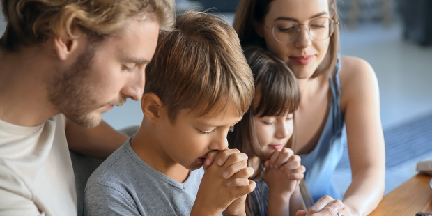 Priez-vous pour la conversion de vos familles et de vos amis(es) ? Web3-family-pray-together-home-father-mother-child-shutterstock_1310080675-1