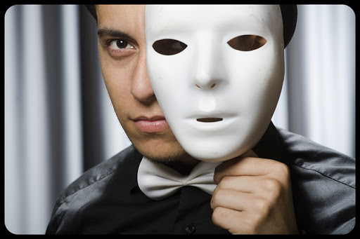 Funny concept with theatrical mask © Elnur / Shutterstock &#8211; ar