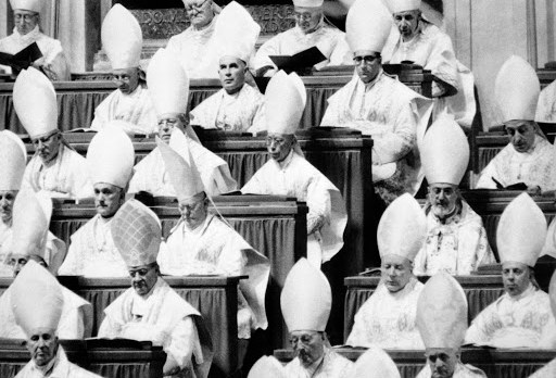 Partecipanti al Vaticano II nella Basilica di San Pietro (11 ottobre 1962) &#8211; ar