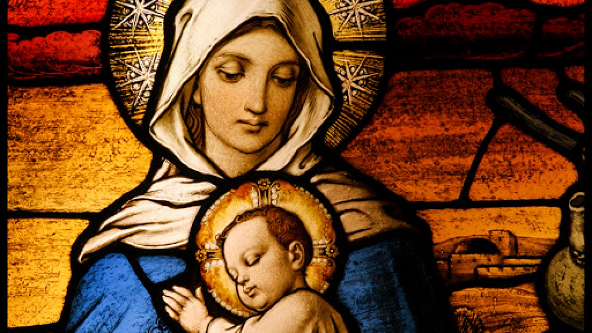 Stained glass depicting the Virgin Mary holding baby Jesus © CURAphotography / Shutterstock.com – ar