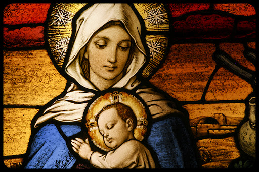 Stained glass depicting the Virgin Mary holding baby Jesus © CURAphotography / Shutterstock.com – ar
