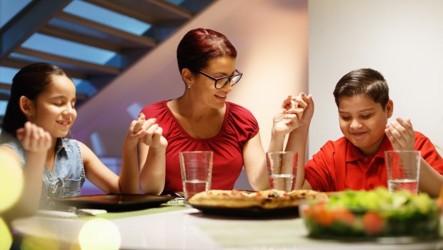 WEB-PRAY-FAMILY-DINER-TABLE-shutterstock_1026172993.jpg