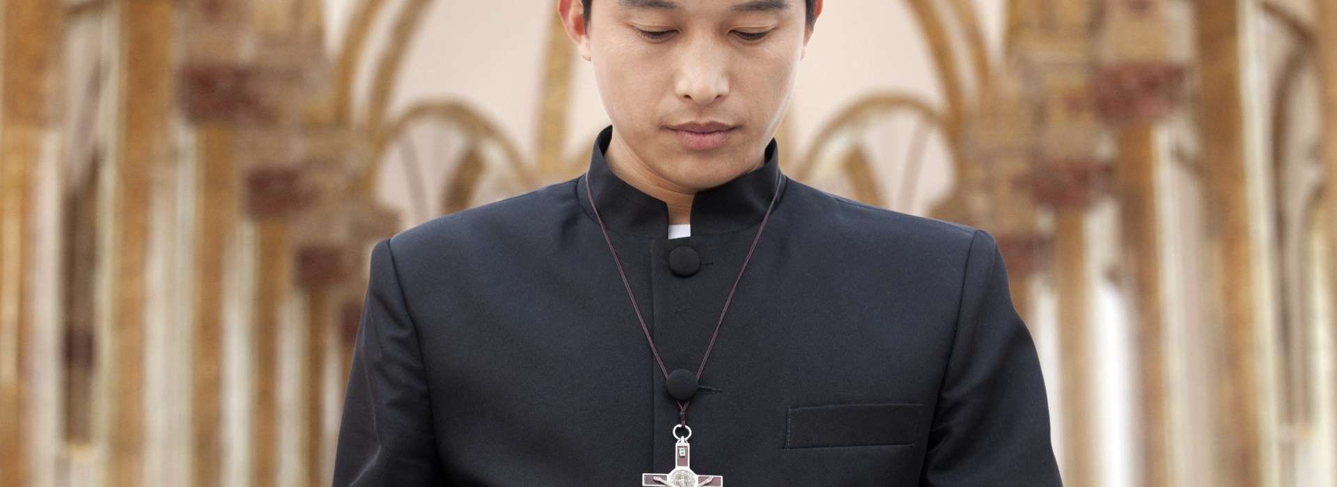 WEB-PRIEST-CHINA-BIBLE-CHURCH-shutterstock_137708483-XiXinXing-AI