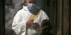 Mundelein Seminary award honors hero priests of the pandemic