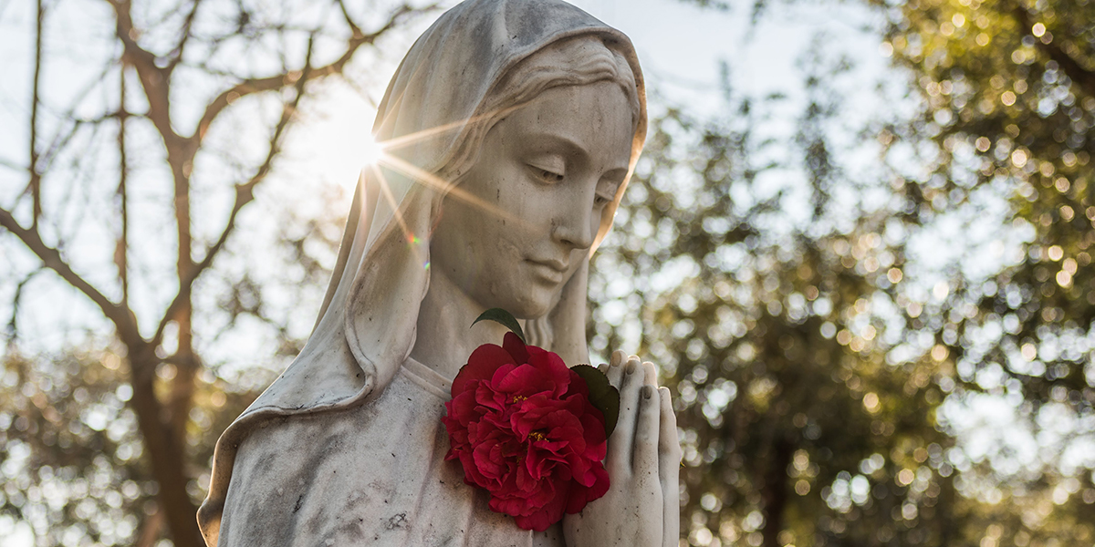 10 Ways to honor Mary this May during quarantine