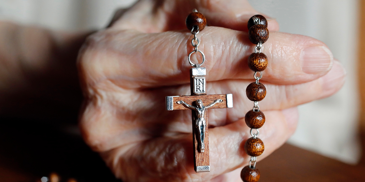 How not to feel isolated when praying the Rosary