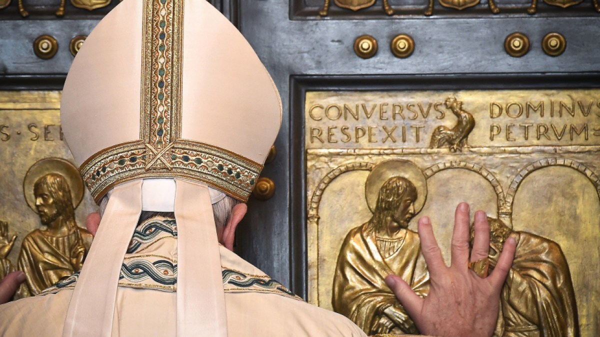 francisco-en-la-puerta-santa.jpg