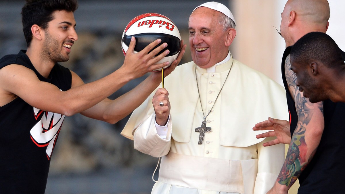 web-pope-francis-ball-sport-000_par7901753-alberto-pizzoli-afp-ai.jpg