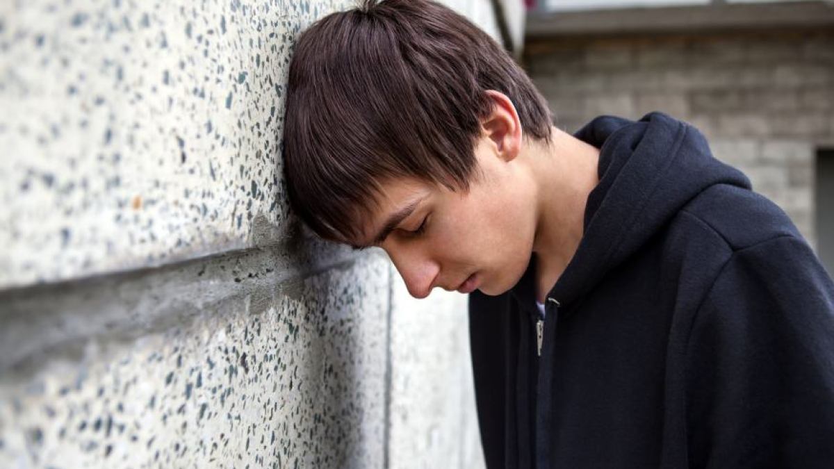 web-wall-guy-sad-suicide-shutterstock_345819584-sabphoto-ai.jpg