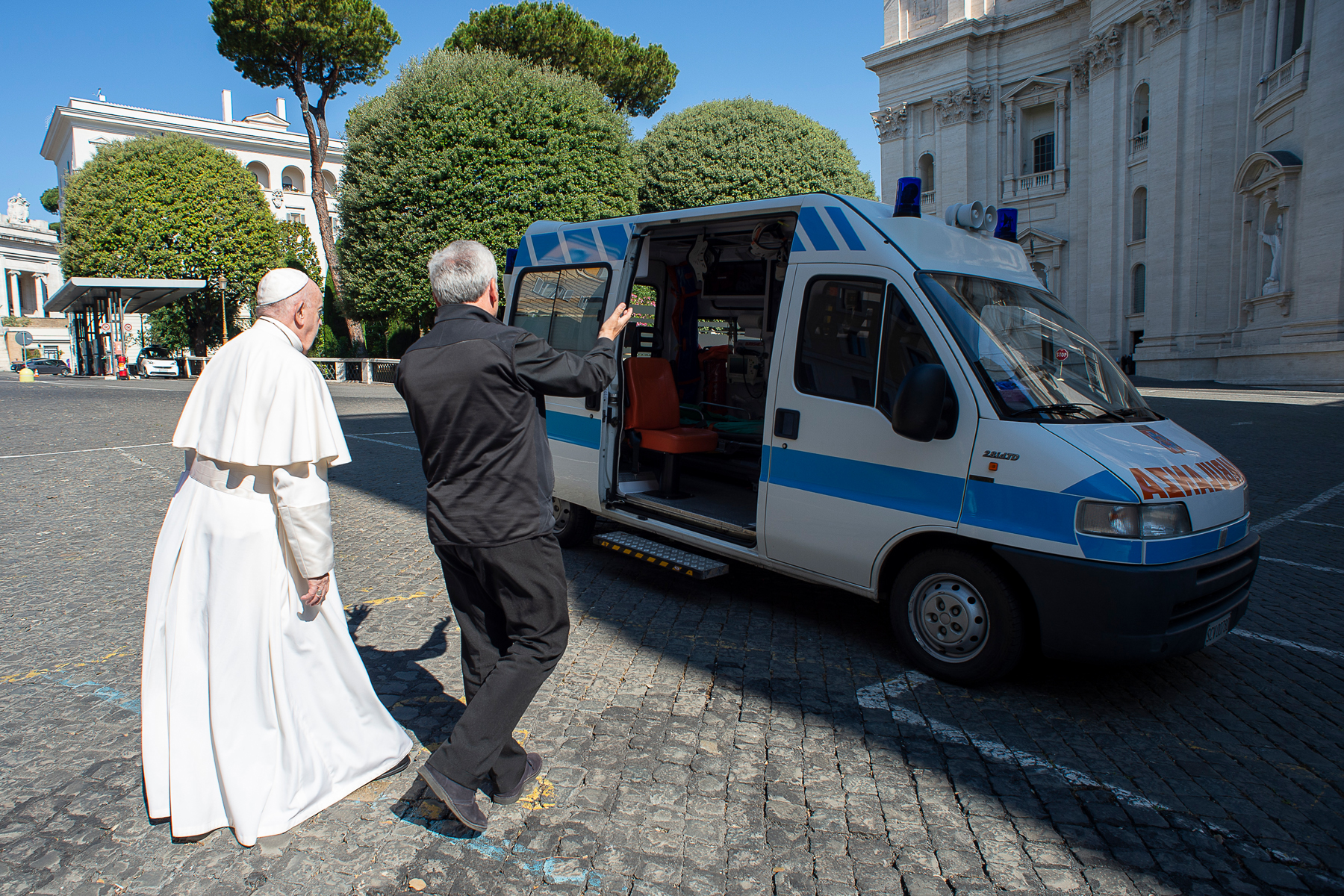 web2-amjun0120-pope-francis-ambulance-poor-covid-19-vatican-media-foto_1.jpg