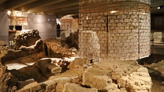 CRYPT; NOTRE DAME