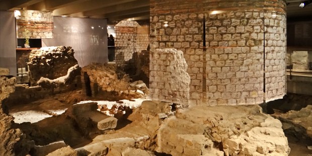 CRYPT; NOTRE DAME