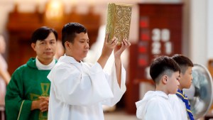 WEB2-VIETNAM-PRIEST-GODONG-VN105201A.jpg