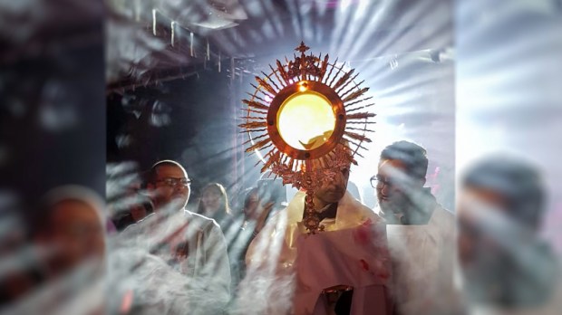 WEB3-Eucharistic-adoration-Foto-By-Guitta-Maroun.jpg