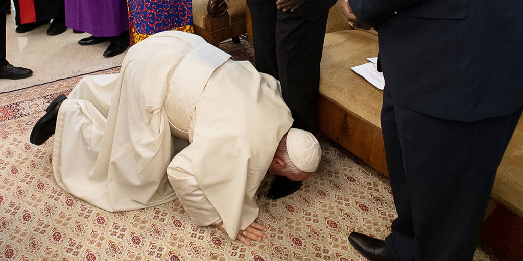 Pope kissing feet of South Sudan leaders