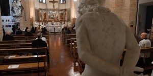 Hold to the rope of the anchor, pope urges in visit to cemetery