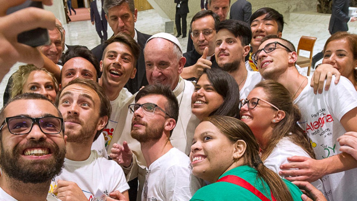 hero-pope-francis-selfie-young-youth-000_par8245050-osservatore-romano-afp-ai.jpg