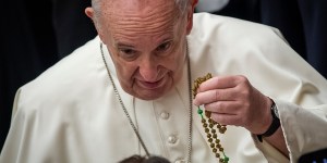 Pope gives 3 reasons to pray Rosary