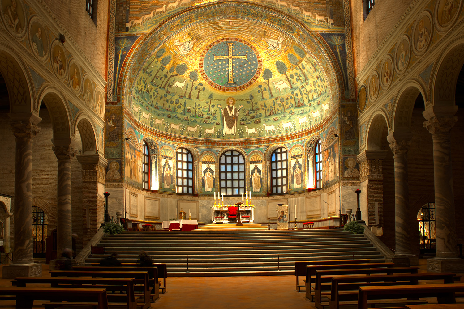 web3-11Basilica_di_Sant_Apollinare_in_Classe_-_Interno.jpg