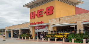 Texas grocery store surprises customers during severe winter storm
