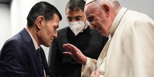 Pope meets dad of Syrian boy whose lifeless body on the beach moved the world