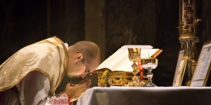 5 Gestures of the priest at Mass and their meaning
