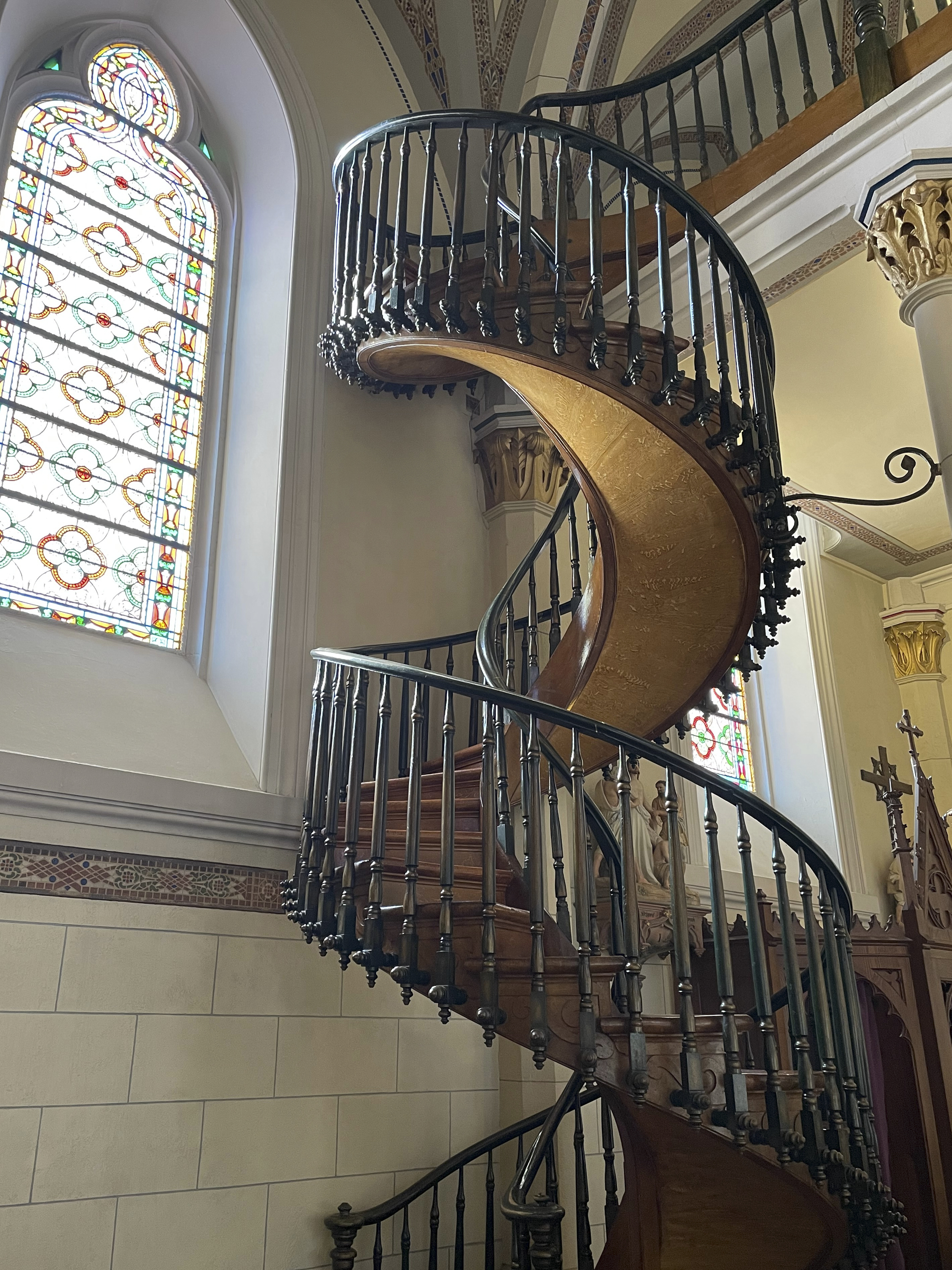 The staircase, which is around six meters high, takes two full turns over its axis until it reaches the choir. It was built without any nails or glue, and lacks any kind of central support. The construction itself is said to be impossible.