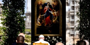 Pope concludes month-long Rosary relay with Our Lady, Undoer of Knots