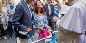 Cycling champion gifts bike and jersey to Pope Francis