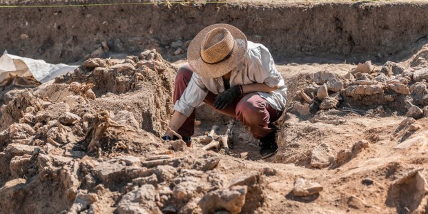 Археологи исследователи прошлого. Археологи исследователи прошлого. Девушка археолог. Археология для детей. Профессия археолог.