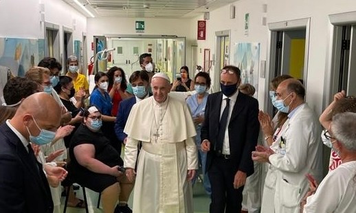 (Slideshow) Pope visits pediatric oncology unit