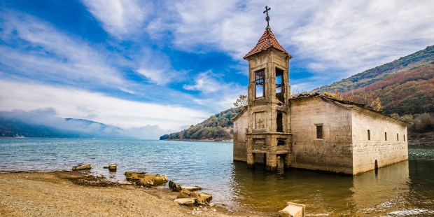 (slideshow) Evocative photos of churches submerged in water