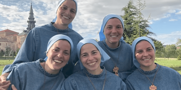 As irmãs biológicas que se tornaram freiras no instituto Iesu Communio