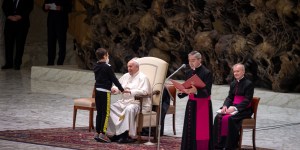 The courage to approach: Pope thanks child for giving us a lesson (Watch)