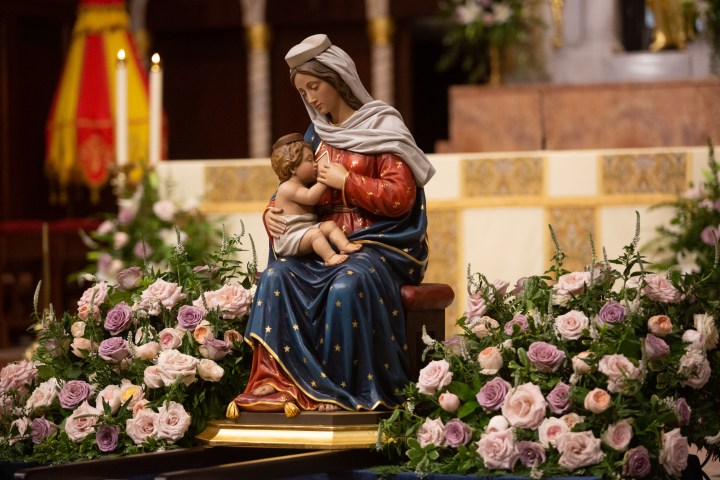 (Slideshow) Image of breastfeeding Mary honored with ‘canonical crown’ in Florida
