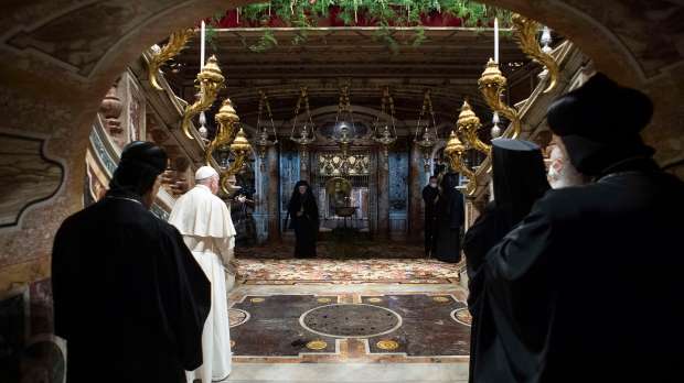 POPE-FRANCIS-PRAY-TOMB-AFP
