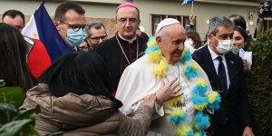 Quick take-away from Pope&#8217;s Greece trip: On social media