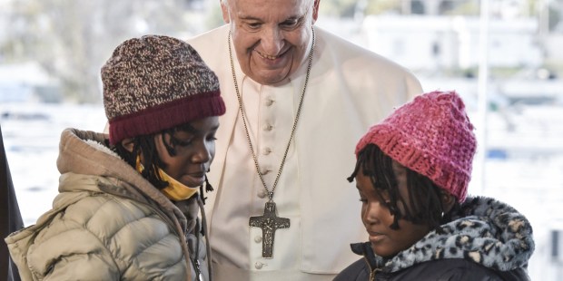 (Slideshow) Pope with refugees in Mytilene, Greece