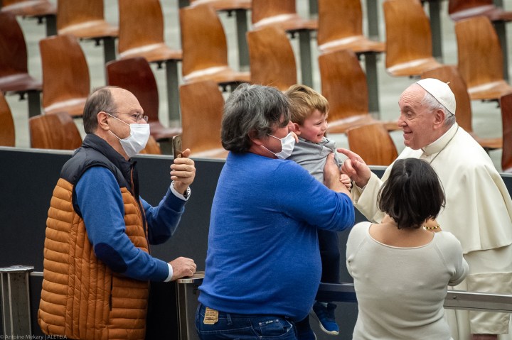 (Slideshow) Pope with children aided by dispensary