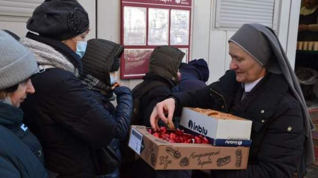 Religious sister aids refugees in Ukraine.