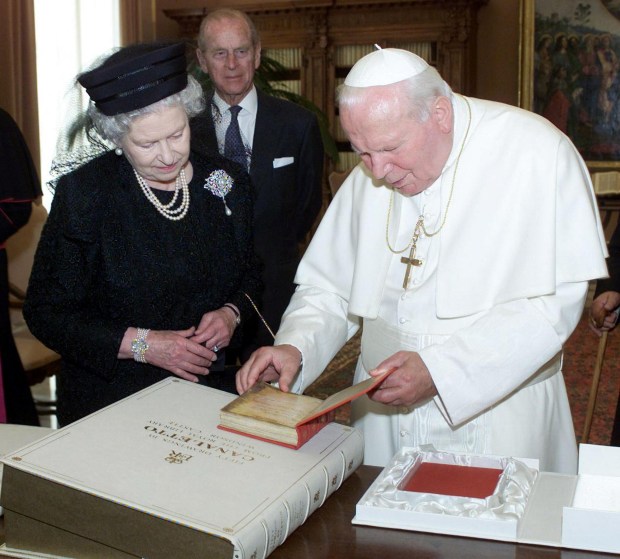 QUEEN ELIZABETH AND POPE JOHN PAUL II
