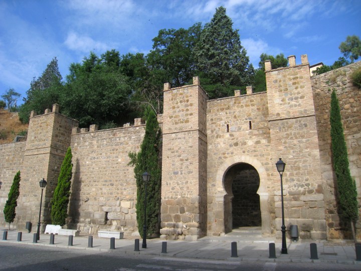 Wall_near_Puente_de_Alcantara_Toledo.jpeg